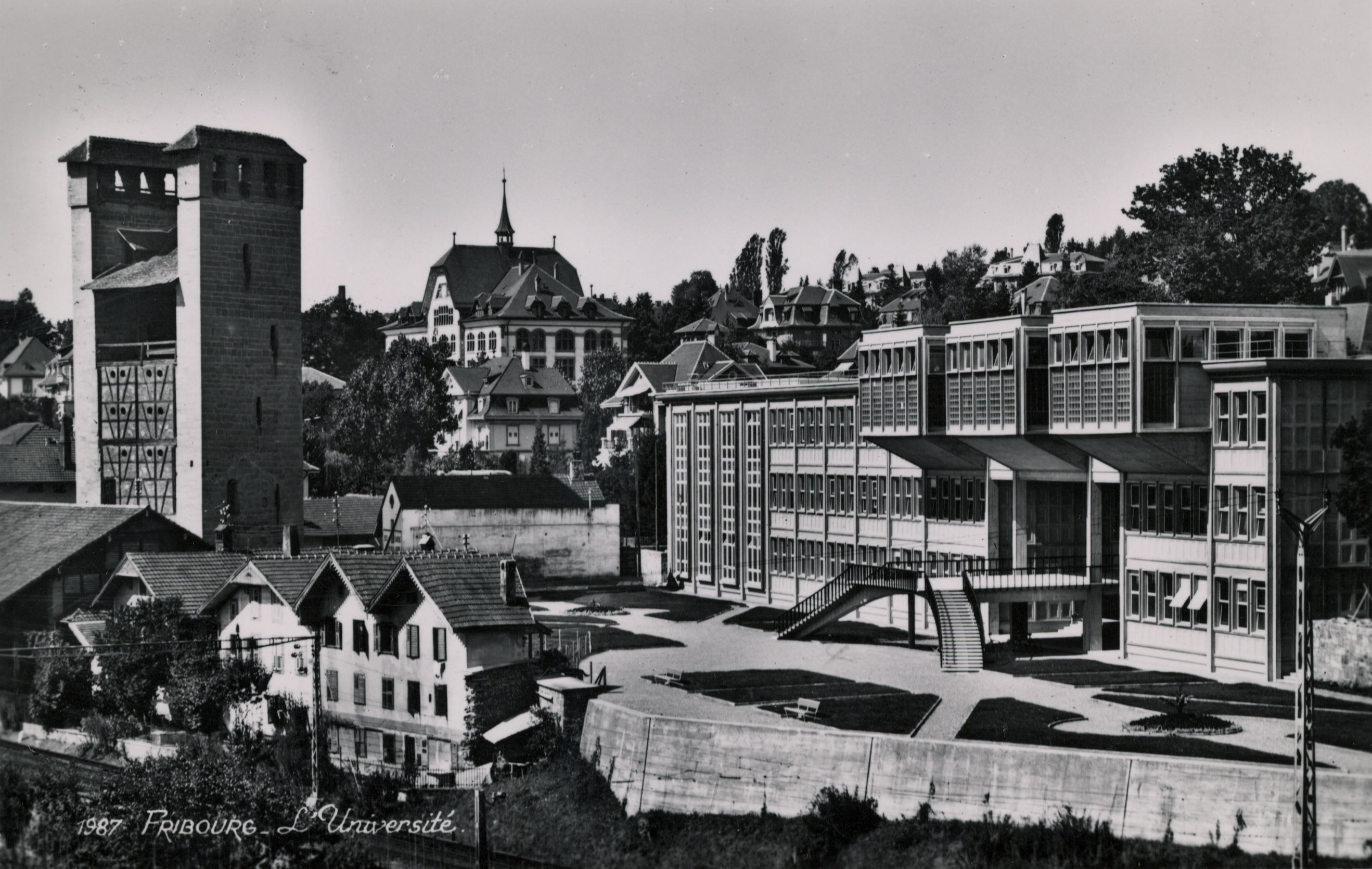 Universität Miséricorde mit dem Thierryturm/Université Miséricorde avec la tour Henri. © O. Sartori / Kantons- und Universitätsbibliothek Freiburg/Bibliothèque cantonale et universitaire Fribourg. Postkartensammlung/Collections des cartes postales